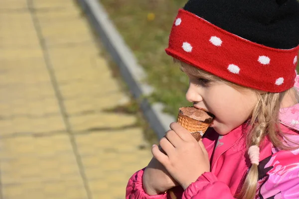 かわいい女の子がアイスクリームを食べて — ストック写真