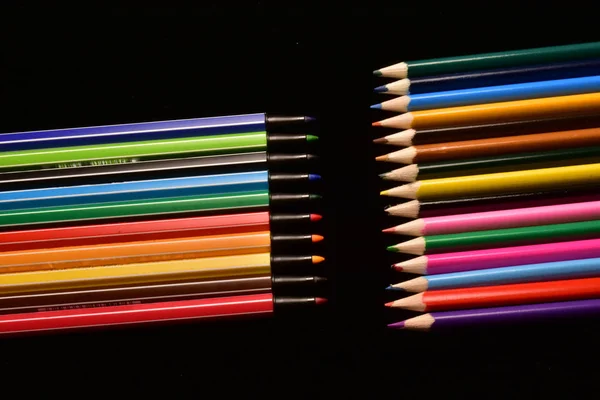 Lápis Coloridos Sobre Fundo Preto — Fotografia de Stock