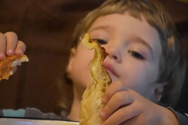 Çocuk Pasta Yiyor — Stok fotoğraf