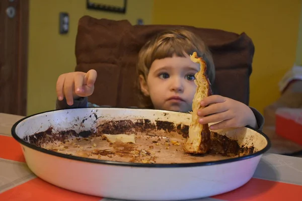 Child Eating Pie — Stock Photo, Image