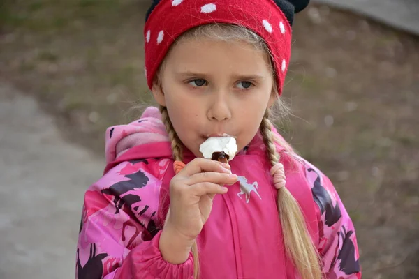 Schattig Klein Meisje Buiten Eten Van Ijs — Stockfoto