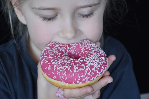 Little Girl Eating Doughnut Close — Stock Photo, Image