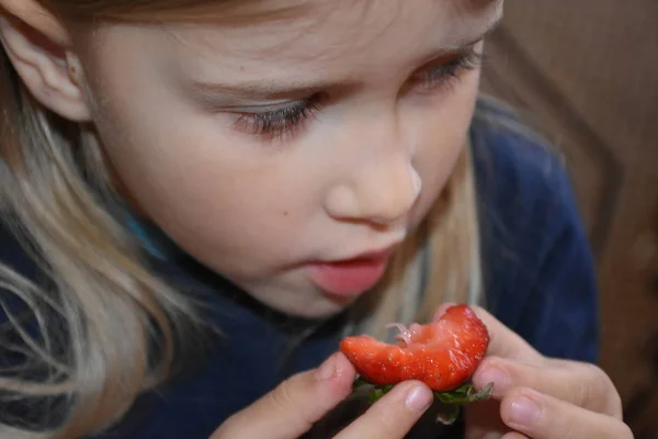 Niño Come Fresas — Foto de Stock