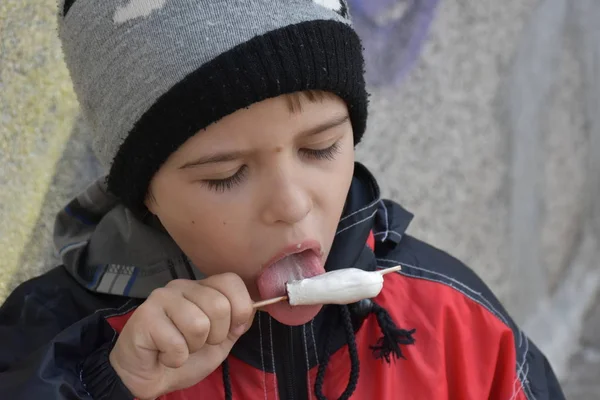 Lindo Niño Comiendo Helado — Foto de Stock