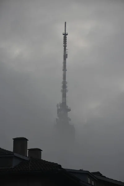 霧の中の高いアンテナ — ストック写真