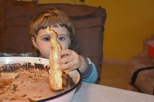 Niño Está Comiendo Pastel — Foto de Stock