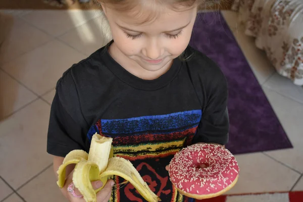 Cute Girl Holding Hands Banana Donut — Stok Foto