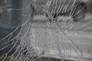 Kırık camlar ve çizikler.
