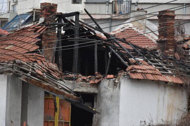 Şehirdeki eski tuğla bina.