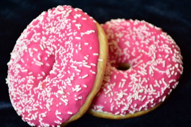 çörek koyu arka plan üzerinde 