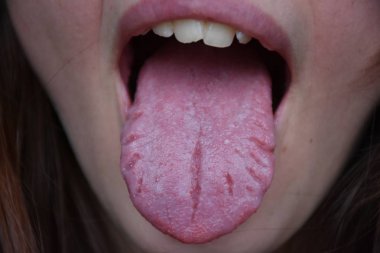 yüz dili genç bayan ve dil ve dişler