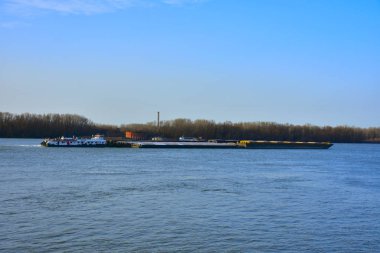 Gündüz vakti nehre demirlemiş dev bir mavna.