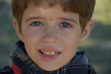 açık havada poz şirin küçük çocuk portresi kapatın 