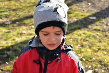 açık havada poz şirin küçük çocuk portresi kapatın 