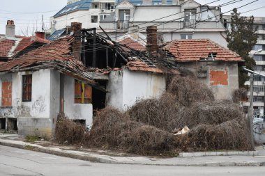Şehirde terk edilmiş eski bir ev.