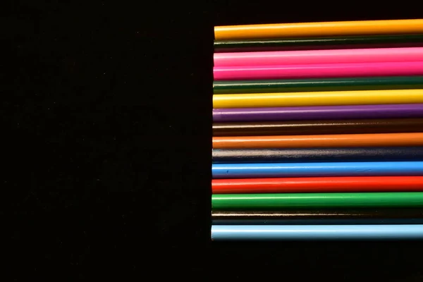 Kleurrijke Potloden Een Zwarte Achtergrond — Stockfoto