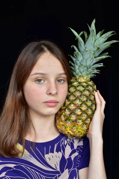 Ragazza Con Ananas Vicino — Foto Stock