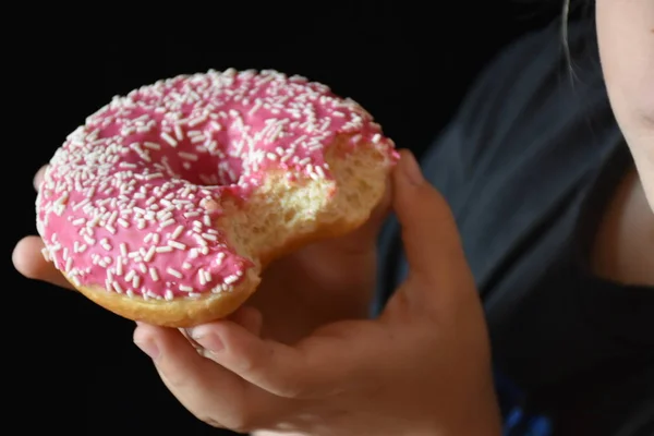 Chica Con Donut Cerca — Foto de Stock