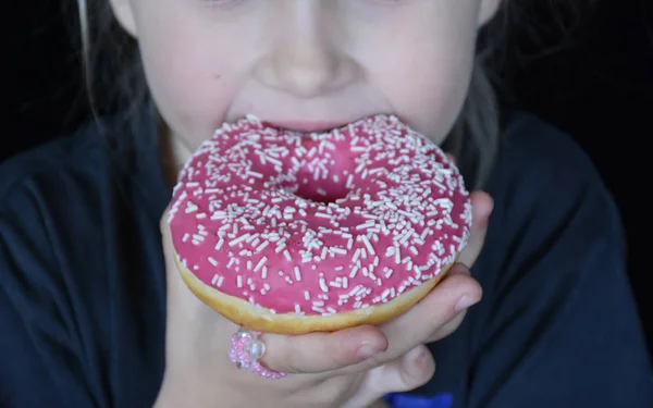 Little Girl Eating Doughnut Close — Stock Photo, Image