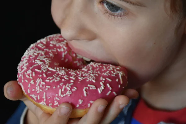 Kleine Jongen Eten Donut — Stockfoto