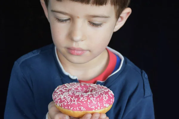 Kleine Jongen Eten Donut — Stockfoto