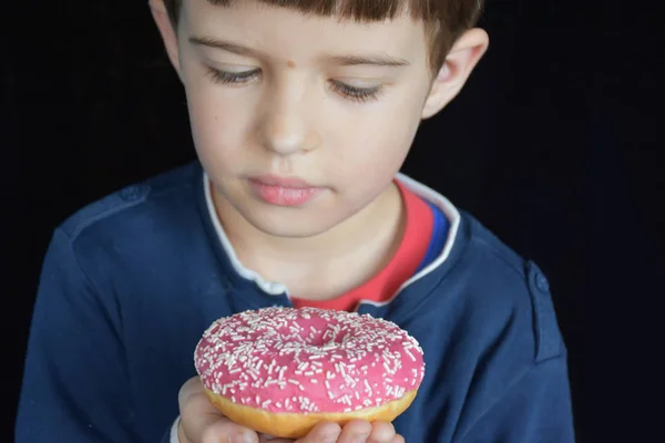 Pequeño Niño Comiendo Donut — Foto de Stock