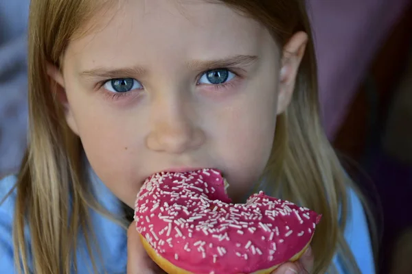 Niña Comiendo Donut — Foto de Stock