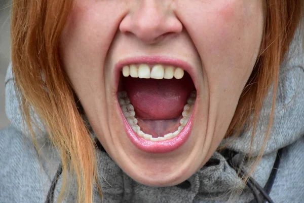 面对语言年轻的女士和舌头和牙齿 — 图库照片