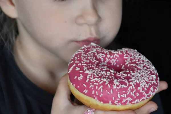 Niña Comiendo Donut Cerca — Foto de Stock