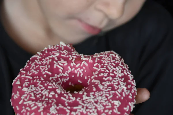 Meisje Eten Donut Close — Stockfoto