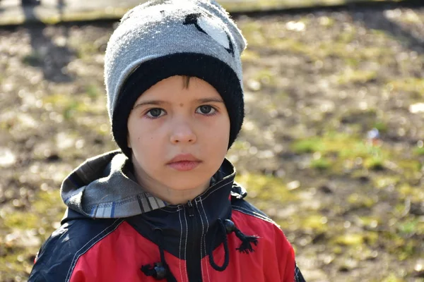 Primer Plano Retrato Lindo Niño Posando Aire Libre — Foto de Stock