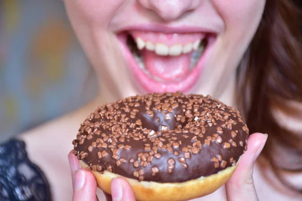 Chica Con Donut Cerca —  Fotos de Stock