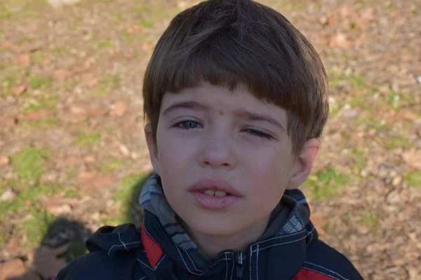 Close Van Portret Van Schattige Kleine Jongen Poseren Buitenshuis — Stockfoto