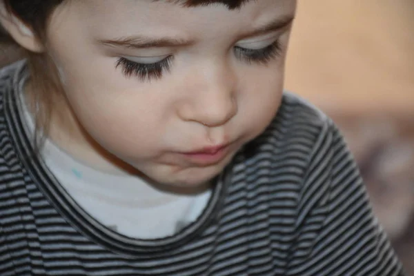 子供はイチゴを食べ — ストック写真