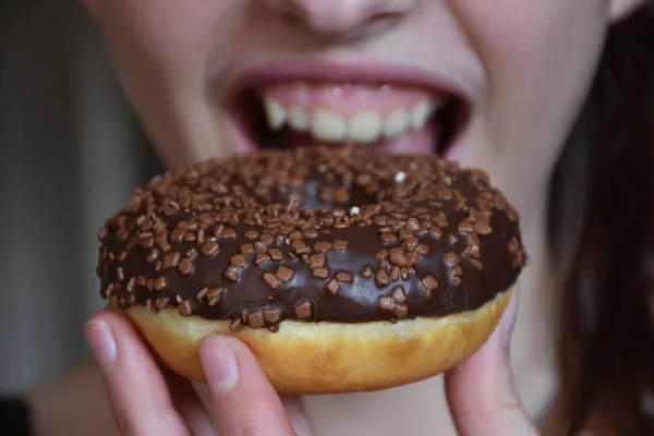 Het Meisje Eet Een Donut — Stockfoto