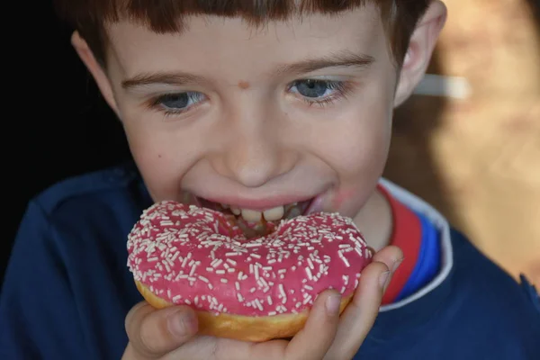 Pequeño Niño Comiendo Donut — Foto de Stock