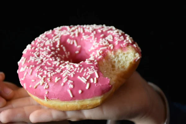 Donut Bij Hand — Stockfoto