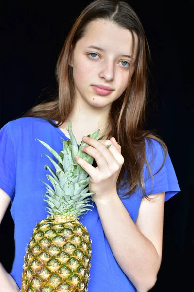 Girl Pineapple Close — Stock Photo, Image