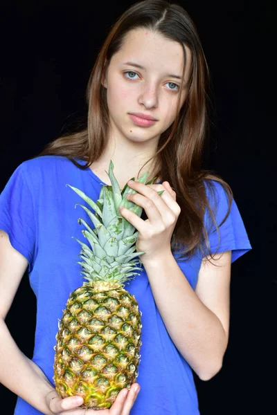 Meisje Met Ananas Close — Stockfoto