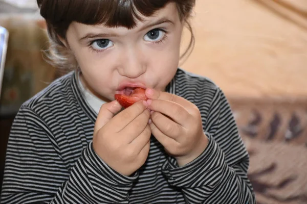 Het Kind Eet Aardbeien — Stockfoto