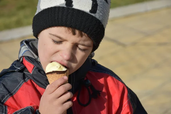 Schattige Kleine Jongen Eten Van Ijs — Stockfoto