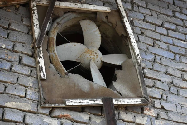 Old Weathered Rusty Iron Ventilation Fan — Fotografia de Stock
