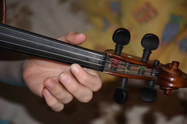 Kind Spielt Auf Brauner Hölzerner Geige Musikinstrument — Stockfoto