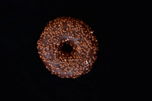 黑暗背景上的甜甜圈 — 图库照片