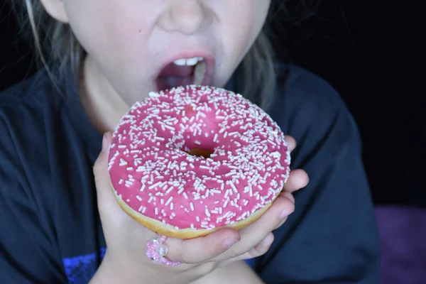 Gadis Kecil Makan Donat Tutup — Stok Foto