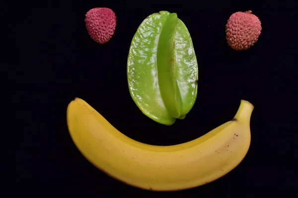 Siyah Arkaplandaki Meyvelerin Bileşimi — Stok fotoğraf