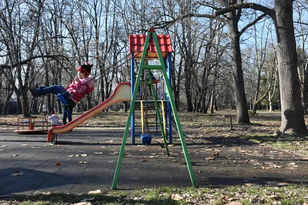 Schönes Kleines Mädchen Auf Dem Spielplatz — Stockfoto