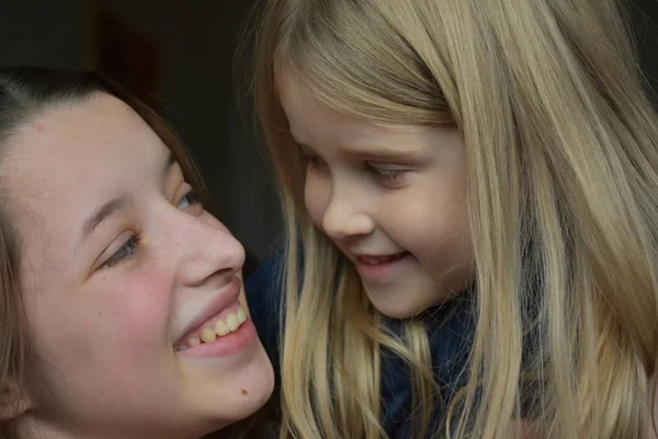 Mooi Portret Van Twee Meisjes — Stockfoto