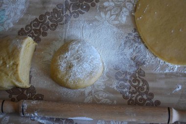 Çiğ hamur ve eller masaya.