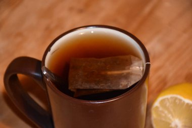 ahşap masa üzerinde limonlu çay 